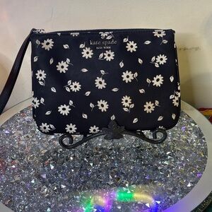EUC - Kate Spade Chelsea Daisy Print Medium Wristlet Pouch.